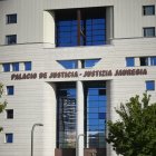 Archivo - Fachada del Palacio de Justicia de Pamplona.