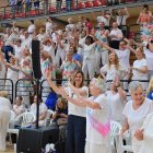 María José Catalá con personas mayores en un acto deportivo en El Cabanyal