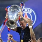 Luis Enrique levanta la Champions League.