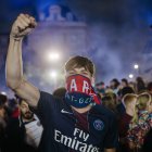 Un aficionado celebra en París la Champions del PSG.