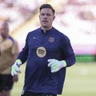Ter Stegen calienta con el Barcelona.