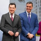 El presidente del Gobierno, Pedro Sánchez y el presidente de la Junta de Andalucía, Juanma Moreno en marzo en un acto en Sevilla.