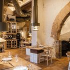 Sala del restaurante, con parrillas situadas sobre cada una de las mesa