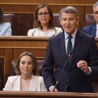 El lider de la oposición y presidente del PP, Alberto Núñez Feijóo, durante una sesión de control al Gobierno, en el Congreso de los Diputados, a 21 de mayo de 2025, en Madrid (España).
