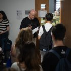 Varios alumnos son nombrados para realizar el primer examen de la primera jornada de selectividad 2025 en Valencia, a 3 de junio de 2025, en Valencia, Comunidad Valenciana (España). Más de 13.000 alumnos se enfrentan a la Prueba de Acceso a la Universidad (PAU) que comienza hoy en la Comunidad Valenciana. La prueba de este año viene marcada por un cambio de modelo de examen e incorpora un modelo único. Los afectados por la DANA pueden elegir entre junio o julio para hacer los exámenes en la convocatoria ordinaria.

Jorge Gil / Europa Press
03 JUNIO 2025;VALENCIA;SELECTIVIDAD;PAU;UNIVERISADAD;EXAMENES
03/6/2025