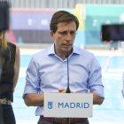 El alcalde de Madrid, José Luis Martínez-Almeida, interviene durante la presentación de la temporada 2025 de piscinas de verano municipales desde el Centro Deportivo Municipal Mistral, a 28 de mayo de 2025, en Madrid (España). La temporada de piscinas mun.