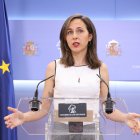 La portavoz de Podemos en el Congreso, Ione Belarra, durante una rueda de prensa anterior a la Junta de Portavoces, en el Congreso de los Diputados, a 27 de mayo de 2025, en Madrid (España).