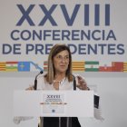 La presidenta del Gobierno de Cantabria, María José Sáenz de Buruaga, en la rueda de prensa posterior a la Conferencia de Presidentes.