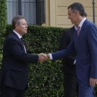 El presidente del Gobierno, Pedro Sánchez, y el presidente de la Junta de Castilla-La Mancha, Emiliano García-Page, se saludan antes de la Conferencia de Presidentes.