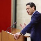 El presidente de la Junta, Juanma Moreno, interviene durante el debate en el Parlamento.