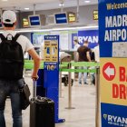 Archivo - Varios pasajeros en el mostrador de Ryanair en el Aeropuerto Adolfo Suárez Madrid- Barajas, durante el cuarto día de huelga de la compañía irlandesa, a 27 de junio de 2022, en Madrid (España). 