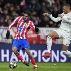 Rodrigo de Paul y Kylian Mbappé, durante un derbi.