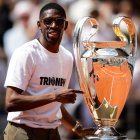 Ousmane Dembélé, con el trofeo de la Champions League.