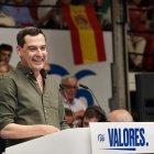 El presidente del PP andaluz y de la Junta, Juanma Moreno, durante su intervención este domingo en un acto de partido en defensa de "la democracia", a 15 de junio de 2025 en Málaga.