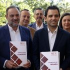 Juan Antonio Sagredo y José Luis Ábalos con Pilar Calabuig asomando por detrás
