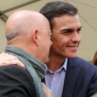 Pedro Sánchez habla con Odón Elorza en un mitin del PSOE en San Sebastián.