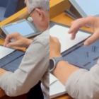 Baldoví ojeando un catálogo de productos de ferretería y/o fontanería en Les Corts