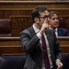 El ministro de Economía, Carlos Cuerpo, interviene durante una sesión de control al Gobierno, en el Congreso de los Diputados, a 18 de junio de 2025, en Madrid (España). Sánchez participa en la sesión de control al Gobierno de hoy para responder a las pre.