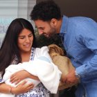 Isa Pantoja y Asraf Beno han abandonado el hospital con su hijo Cairo