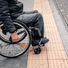 Persona en silla de ruedas.