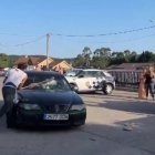 Momento en el que un coche intenta atropellar a una persona en la pelea multitudinaria entre clanes gitanos en Ribeira, A Coruña.