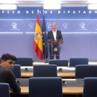 Vito Quiles durante la rueda de prensa del portavoz de Sumar en la Comisión de Interior del Congreso, Enrique Santiago.