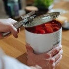 Conservar el contenido en la misma lata abierta, como en la imagen, es un error común que puede afectar la calidad del alimento.