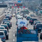 Carretera con caravana de vehículos.