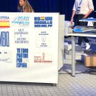 Stand de venta de camisetas en el XXI congreso nacional del Partido Popular. "Son las cinco y no he comido" es una de las opciones.