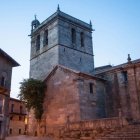 Calle empedrada del casco histórico de La Alberca con casas tradicionales