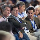 El presidente del PP, Alberto Núñez Feijóo, el presidente de la Junta de Castilla y León, Alfonso Fernández Mañueco, y el presidente de la Junta de Andalucía, Juanma Moreno, durante la segunda jornada del XXI Congreso Nacional del Partido Popular, a 5 de julio de 2025, en Madrid (España). Con el lema ‘Toma partido por España’, XXI Congreso del PP, celebrado en Madrid del 4 al 6 de julio de 2025, busca reforzar el liderazgo de Alberto Núñez Feijóo, único candidato a la Presidencia del PP, renovar la dirección y la estrategia del partido, aprobar nuevas bases ideológicas y proyectar unidad como alternativa de gobierno ante el ciclo electoral de los próximos años.