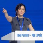 Isabel Díaz Ayuso con vestido gris antracita durante la clausura del Congreso Nacional del Partido Popular.