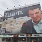 La lona que Hazte Oír desplegó frente al Congreso con una imagen de Pedro Sánchez acompañado del lema "Corrupto".