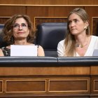 La vicepresidenta primera y ministra de Hacienda, María Jesús Montero (i) y la vicepresidenta del Gobierno y ministra para la Transición Ecológica y el Reto Demográfico, Sara Aagesen (d), durante una sesión plenaria extraordinaria, en el Congreso de los Diputados, a 22 de julio de 2025, en Madrid (España). El Congreso cierra este martes, 22 de julio, el curso parlamentario debatiendo en un Pleno extraordinario la convalidación de tres decretos leyes, las enmiendas a otras tres leyes provenientes del Senado y dos reformas del Reglamento del Congreso, impulsadas por PSOE y Sumar. El último pleno antes del verano estará también marcado por los casos de corrupción tras conocerse la imputación del exministro de Hacienda del PP Cristóbal Montoro por una presunta trama corrupta que habría beneficiado a empresas gasistas.

Fernando Sánchez / Europa Press
22 JULIO 2025;PLENO;CONGRESO;DIPUTADOS;
22/7/2025