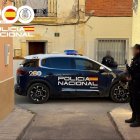 Un vehículo de Policía Nacional junto a unos agentes en Almería. Archivo.

REMITIDA / HANDOUT por POLICÍA NACIONAL
Fotografía remitida a medios de comunicación exclusivamente para ilustrar la noticia a la que hace referencia la imagen, y citando la procedencia de la imagen en la firma
25/3/2025