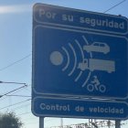 Señalización de radar en la A-70 de Alicante, donde se encuentra el dispositivo con más sanciones de la Comunidad Valenciana en 2024.