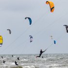 Deportistas practicando Kitesurf.