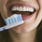 Cepillarse al despertar elimina la acumulación bacteriana nocturna y protege tanto el esmalte dental como la salud digestiva.