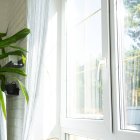 La limpieza de ventanas sin marcas resalta la luz natural y transforma cualquier rincón del hogar