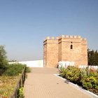 La torre de Doña Blanca es uno de los elementos más reconocibles del yacimiento, situado entre viñedos y marismas en la provincia de Cádiz.