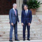 El Rey Felipe en un despacho con Pedro Sánchez en el Palacio de Marivent,