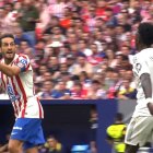El cruce entre Koke y Vinicius en el derbi
