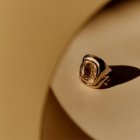 Anillo dorado de Rings, diseñado por Grace Wales Bonner