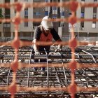 Operarios de la construcción trabajan en las obras del tramo I de la prolongación del Metro de Málaga. A 04 de septiembre de 2025, en Málaga (Andalucía, España).
Álex Zea / Europa Press
04/9/2025