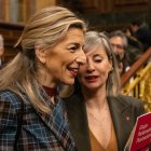 La vicepresidenta segunda, Yolanda Díaz, junto a la portavoz de Sumar, Verónica Martínez Barbero.