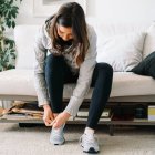 Atarse bien las zapatillas es clave para evitar molestias: un simple ajuste en los cordones puede prevenir lesiones comunes.