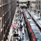 (Foto de ARCHIVO)
Decenas de personas en la Estación de Madrid - Puerta de Atocha - Almudena Grandes, a 30 de agosto de 2025, en Madrid (España). El tráfico ferroviario entre Madrid y Andalucía se encuentra cortado por un incendio en el último coche de un tren que venía de Almería y se ha detenido en el kilómetro 201, entre Argamasilla de Calatrava y Puertollano. Fuentes del 112 y Adif han confirmado la suspensión del servicio.

Carlos Luján / Europa Press
30 AGOSTO 2025;CORTE;CORTADA;LÍNEA;AVE;MADRID;ANDALUCIA;INCENDIO;CIUDAD REAL
30/8/2025