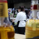 Una camarera en un bar, en Madrid (España) a 24 de febrero de 2020.
Jesús Hellín / Europa Press
24 FEBRERO 2020