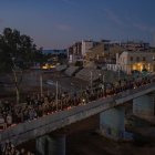 Decenas de personas encienden velas a lo largo de la rambla del Poyo
