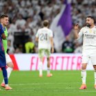 MADRID, SPAIN - OCTOBER 26: Dani Carvajal of Real Madrid gestures towards Lamine Yamal of FC Barcelona after the LaLiga EA Sports match between Real Madrid CF and FC Barcelona at Estadio Santiago Bernabeu on October 26, 2025 in Madrid, Spain. (Photo by David Ramos/Getty Images)